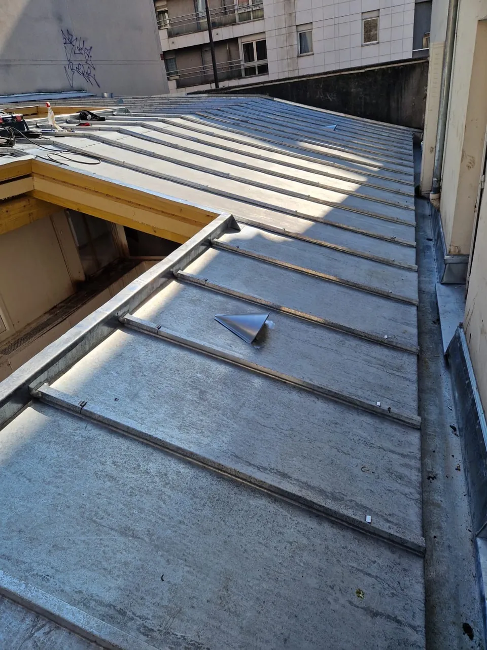 Toiture neuve en zinc sous le soleil