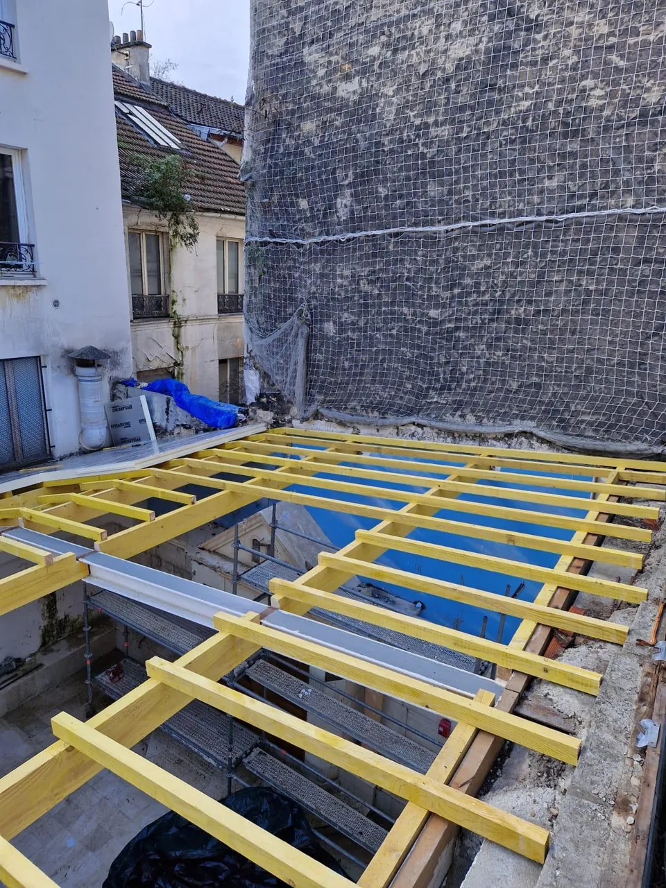 Charpente bois neuve posée avant la couverture