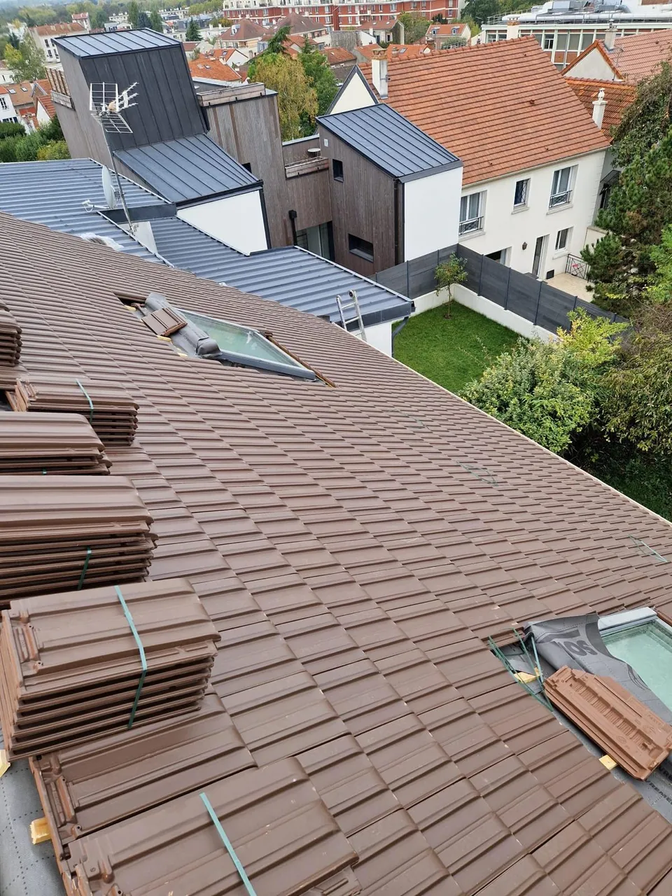 Toiture mixte tuiles et zinc avec fenêtre de toit, vue panoramique sur le 92