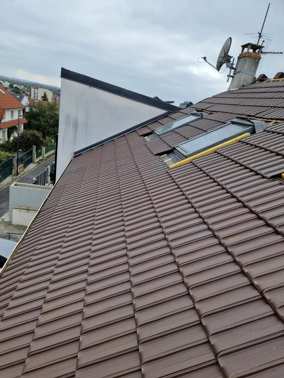 Toiture en tuiles neuve avec fenêtres de toit